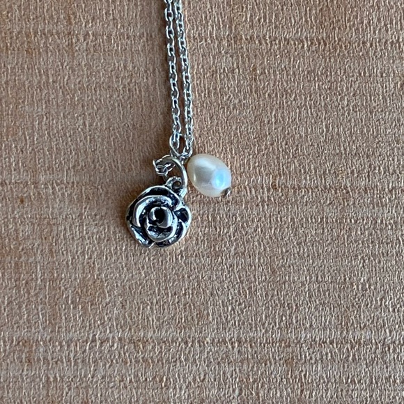 American Eagle Outfitters Jewelry - American Eagle - AE Fun Flower Necklace w/ small pearl like bead